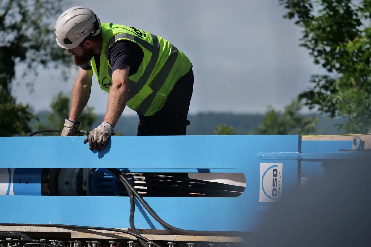 Transport von Brueckenplatte über dem Aabach in Niederuster.